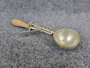 lot 386 image: ca. 1914 Gilchrists No. 31 Automatic Ice Cream Scooper