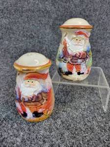 lot 400 image: Vintage Ceramic Waving Santa Clause Salt & Pepper Shakers