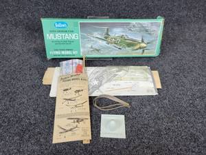 lot 395 image: Vintage Guillows North American P-51D MUSTANG WW2 USAF Fighter Flying Model Kit with Original Box