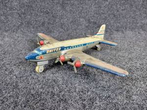 lot 414 image: Vintage United Airlines DC-7 Mainliner Tin Litho Friction Airplane Toy