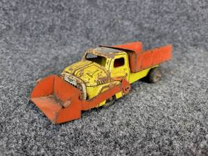 lot 412 image: Vintage Stamped Steel Wyandotte Front Loader Dum Truck Toy