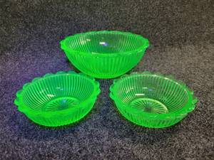 lot 438 image: (Set of 3) Uranium Glass Bowls - 6.5 and (2) 4