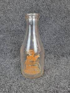 lot 464 image: Vintage Wern Farms Waukesha, WI Quart Milk Bottle