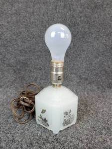 lot 448 image: Art Deco Opaque Milk Glass Table Lamp