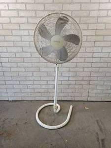 lot 1074 image: HOLMES 16 Floor Fan - Tested and Works - NO SHIPPING