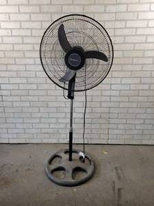 lot 1075 image: HOLMES 18 Floor Fan - Tested and Works - NO SHIPPING