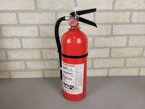 lot 1079 image: Kidde Fire Extinguisher - Fully Charged - Model YC-703877 - NO SHIPPING