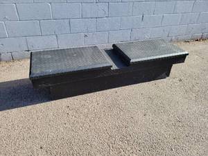 lot 1086 image: Aluminum Diamond Plate Crossover Gull Wing Toolbox for Full Size Trucks - NO SHIPPING