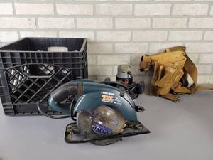 lot 1146 image: SKIL Model 548 Router, B&D 6-12 Circular Saw, Leather Toolbelt and Plastic Crate - NO SHIPPING