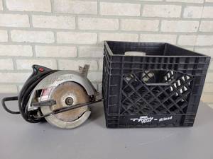 lot 1177 image: 7-14 Skilsaw Circular Saw and Plastic Crate - Tested and Works