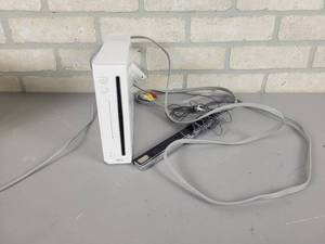 lot 1207 image: NINTENDO WII - w Cables and Sensor Bar - Powers On
