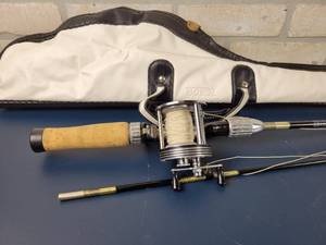 lot 1227 image: Vintage ZEBCO Streamlite Model 310 Baitcast Rod & Reel w ZEBCO Case - Very Nice Condition