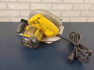 lot 1233 image: DeWalt 7-14 Electric Circular Saw - Model DW367 - Tested and Works - NO SHIPPING