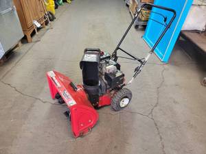 lot 1259 image: Yard Machines 5.0HP 22 Snowblower - Motor Started for a few seconds, needs some work - NO SHIPPING