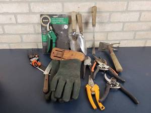 lot 1281 image: Lot of Assorted Gardening Tools