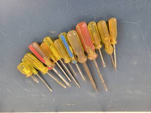 lot 1292 image: Lot of (13) YELLOW Screwdrivers