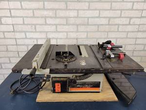 lot 1304 image: Black & Decker 8 Table Saw - Tested and Works - NO SHIPPING