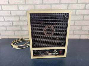 lot 1352 image: EAGLE 5000 Commercial Air Purifier - Powers on - NO SHIPPING