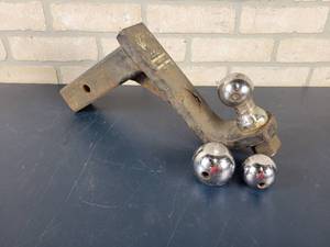lot 1358 image: 5000 LB (V-5) 8 Drop Receiver Hitch with Convert-a-ball