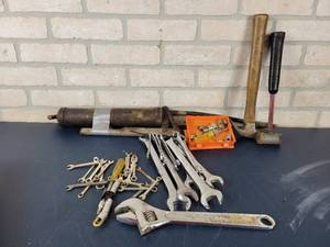 lot 1415 image: Metric Combination Wrenches (From 24mm to 9mm), Grease Gun, 12 Adjustable Wrench, Hammers and More