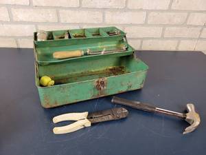 lot 1422 image: Vintage HIAWATHA Metal Toolbox with Assorted Tools