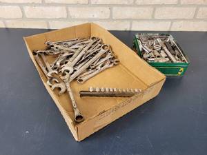 lot 1424 image: Large Lot of Combination Wrenches and Sockets