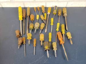 lot 1426 image: Lot of (31) YELLOW Screwdrivers