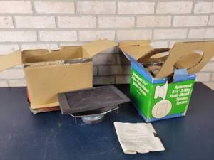 lot 1438 image: (2) Realistic 5.25 3-Way Speakers and (2) Sparkomatic 6x9 Speakers - Untested