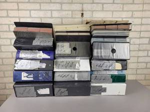 lot 674 image: (21) Binders of Assorted Sports Cards - NO SHIPPING