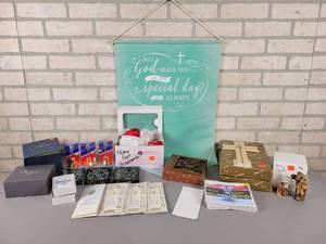 lot 675 image: Large Lot of Assorted Gift Store Items - All New Old Stock