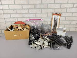 lot 685 image: Large Lot of HO Scale Train Supplies