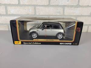 lot 694 image: Maisto 118 Scale Mini Cooper Diecast Model in Box