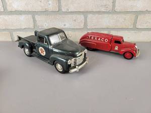 lot 552 image: TEXACO 1939 Dodge Tanker Truck Diecast Coin Bank & TEXACO Chevy Pickup Truck Diecast Model