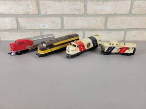 lot 555 image: (3) HO Scale Locomotives and a Caboose