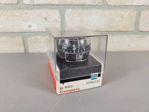 lot 515 image: Vintage NOS Genuine GM Dash Compass in Original Box - Part No. 983335