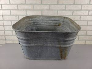 lot 560 image: Antique Galvanized Wash Tub w Drain - NO SHIPPING