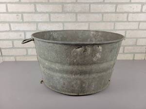 lot 567 image: Vintage Galvanized Wash Tub - Approx. 20 x 11 - NO SHIPPING