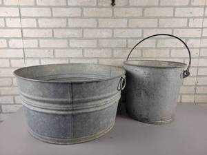 lot 573 image: Vintage Galvanized Washtub and Bucket - NO SHIPPING