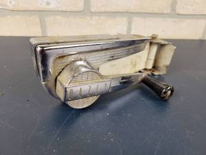 lot 984 image: Vintage DAZEY Model 85 Wall Mount Can Opener