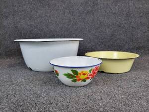 lot 641 image: Set of (3) Enamelware Bowls - 15, 11, and 7-12 diameters