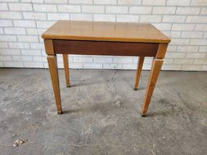 lot 716 image: Small Piano Bench with Sheet Music - NO SHIPPING