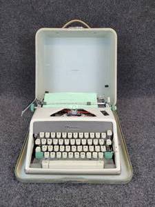 lot 731 image: Vintage Portable Olympia DeLuxe Typewriter - WORKS