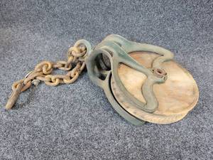 lot 758 image: Large Antique Cast Iron & Wood Pulley
