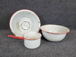 lot 812 image: Lot of (2) Enamelware Bowls and (1) Saucepan