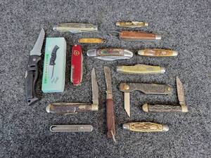 lot 826 image: Lot of (15) Pocket Knives - Modern & Vintage