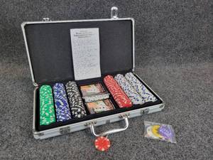 lot 905 image: Cardinals Texas Hold Em Poker Set