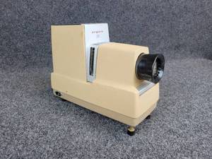 lot 922 image: Vintage ARGUS 300 Model III Projector - Needs New Bulb