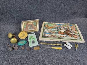 lot 947 image: Lot of Vintage Trinkets