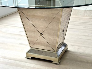 lot 8 image: Bassett Mirror Borhese Dining Table