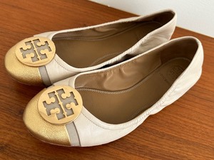 lot 41 image: Pair of Womens Tori Burch Flats